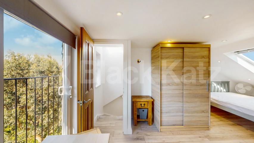 Elegant & Expansive Six Bed 4 Bath Residence with Private Garden in Holloway Mayton Street, Holloway